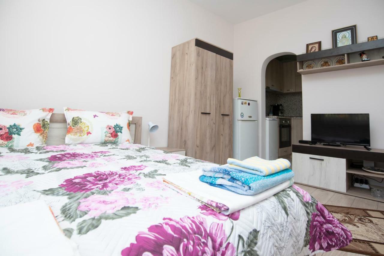 Lynn'S Oasis-Ocean Touch In Core Downtown Apartment Burgas Exterior photo